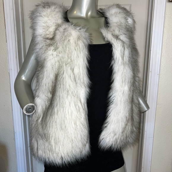 Yasss Lovey, This is soo you! ๐ Machine Washable Faux Fur Vest Mossimo size XL - Picture 5 of 10